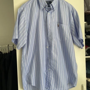 POLO RALPH LAUREN SKJORTA - Säljer min sjukt snygga polo Ralph lauren skjorta. Använd väldigt sparsamt - toppenskick. Den är i XL men jag som brukar bära M sitter den bra men med en lös passform. Passar M ,L, XL Inköpt för 1000 kr