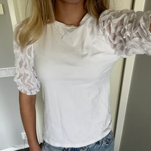 Vit t-shirt i storlek xs - Vit t-shirt från pices sällan använd. Fint skick i storlek xs. 