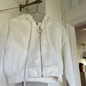 Träningskofta - Kort träningskofta med mjukt material på insidan. Helt oanvänd