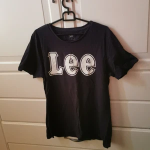 Adidas  - En blå T-shirt med ett tunnt material, passar perfekt på sommarn. Inget slitet med tröjan, så den är i bra skick. Herrmodell i M, men passar även andra beroende på vilken passform du vill ha😁