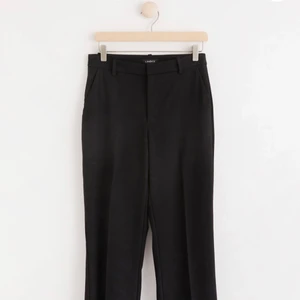 Kostymbyxor Fiona - Svarta kostymbyxor med långa ben. Modellen Fiona med långa ben som är slutsåld på hemsidan. Använda en gång. 💖💖