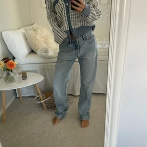 Zara jeans - Jeans från zara, använd 1-2 gånger. Jeansen passar en 36a om man vill ha en oversized och lowwaisted passform.   