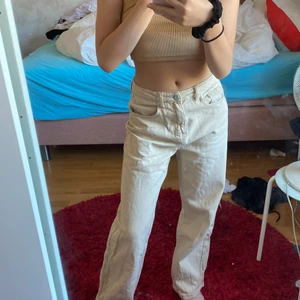 Shein jeans strl S - Säljer dem här beiga byxorna från shein. Dem är super fina. Säljer dem pga att dem är förstora i midjan för mig