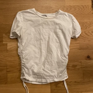 T shirt från zara  - säljer denna tröja från zara då den aldrig kommit till användning i storlek s. nypris: 200 säljer för: 60kr köpare står för frakt 📦