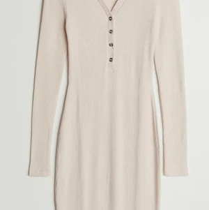 Beige klänning  - Jätte fin beige klänning, använd 1 gång💕 