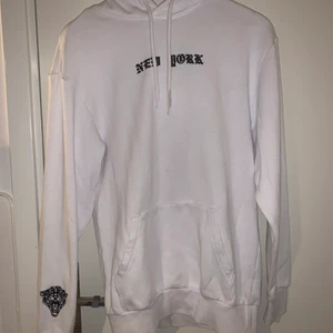 Vit New York Hoodie - Vit hoodie med text, New York, med stor tiger tryck på baksidan. Hoodien är från H&M. Hoodien är större än vad det egentligen står att den är. Om du har några frågor är det bara att fråga : ) 