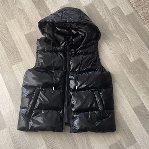 Väst i xs - Säljer denna västen för den aldrig kommer till användning. Har använt den endast en gång och är som ny. Högsta bud inklusive frakt💕