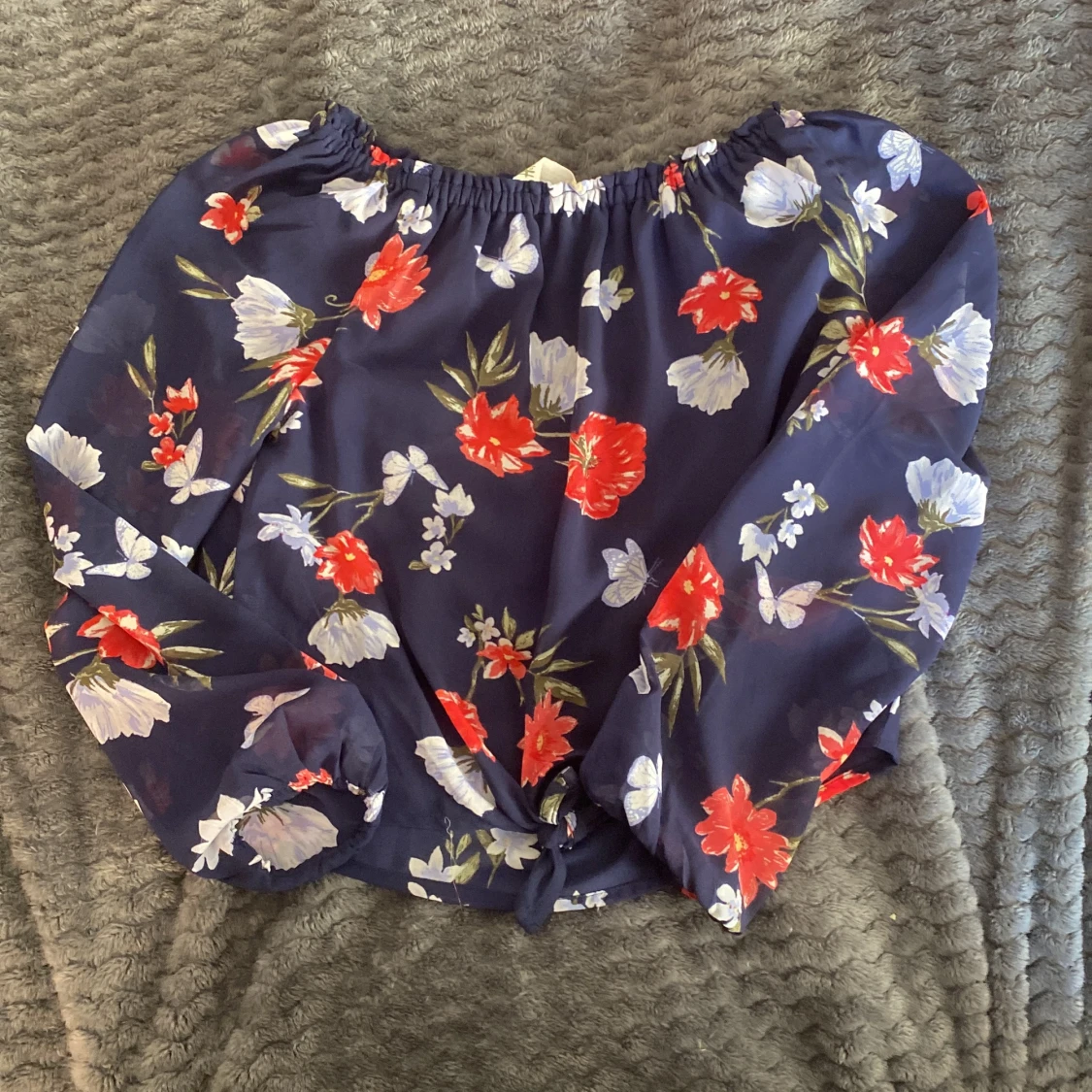 En marinblå blus med blommor