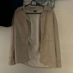 Läder/skinn jacka - Läder/skinnjacka från gina tricot.  Storlek :32  Köpte för två/tre år sedan knappt använd, nästan som ny.  Färgen är krämvit/ beige.  Köparen står för frakten