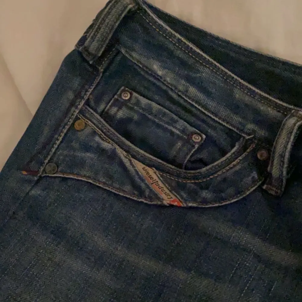 Superballa lågmidjade jeans💙💙 jättetrendiga dieseljeans. Passar mig som är 172 cm och brukar ha 36-38 i storlek.. Jeans & Byxor.