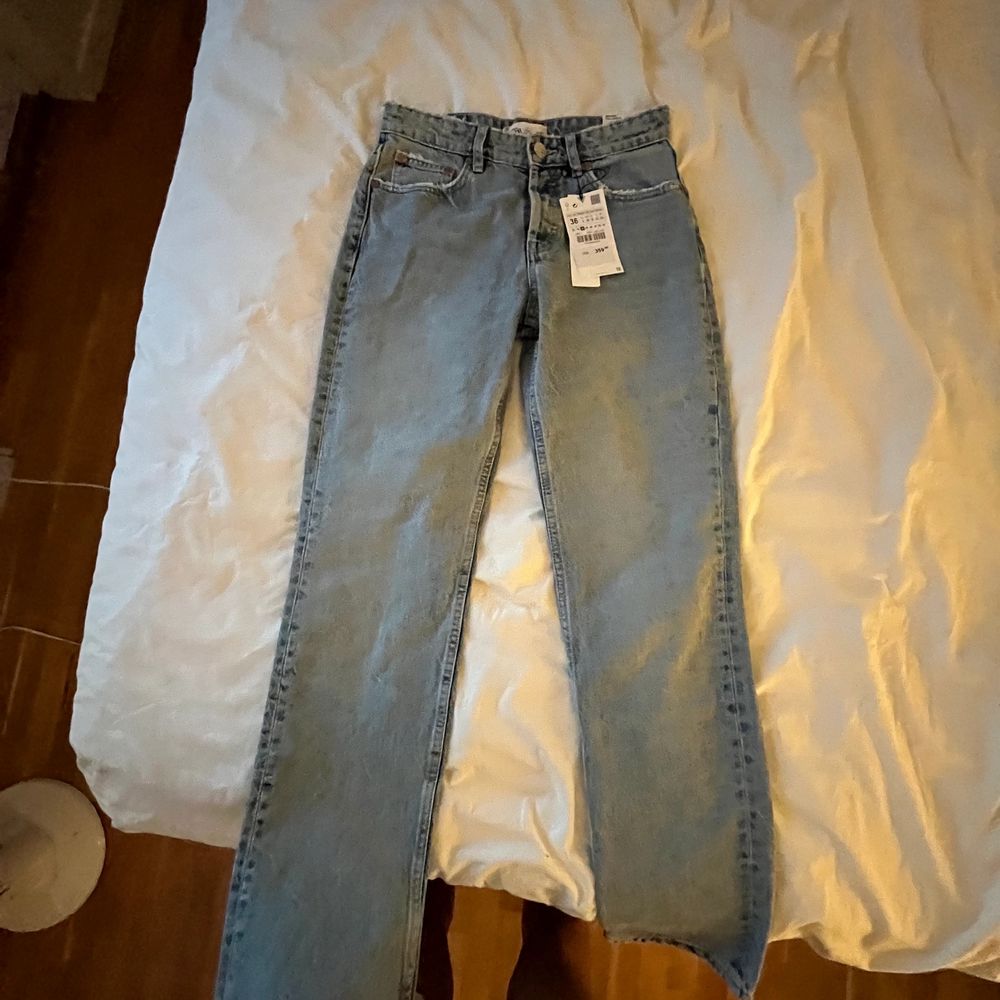 Lägger upp igen oga oseriös köpare. Säljer mina mid rise jeans i storlek 36, helt nya med lappen kvar💓BUDA!! Köp direkt för 500kr!!💖💖 . Jeans & Byxor.
