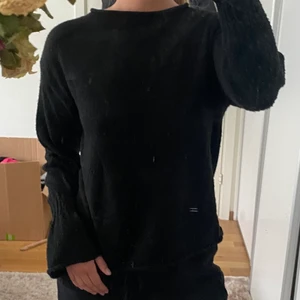 Svart stickadtröja  - Nopprig  Skänkes bort vid köp av annat