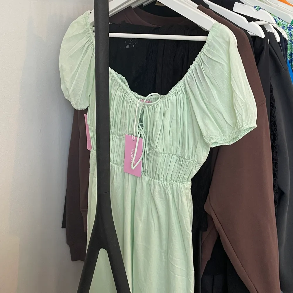 Säljer denna fina oanvända klänning från Bianca senaste kollektion med Nelly 💚💚 (sista bilden är inspiration). Klänningar.