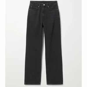 Weekday Rowe Jeans - Svarta jeans från weekday i modellen Svarta jeans från Weekday i modellen Rowe, storlek w27 l32. Säljer då de är för korta på mig som är 172cm. Nypris var 500kr och säljer för 150kr + frakt.
