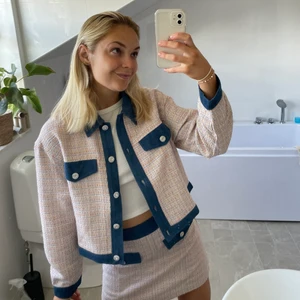 Tweedkjol från mango xs - Min favoritkjol från mango i otroligt fint tweedmaterial. Säljer då jag har den i båda xs och s. Lila, orange och vit!! Storlek xs, säljer för 300kr, gratis frakt! Oanvänd 