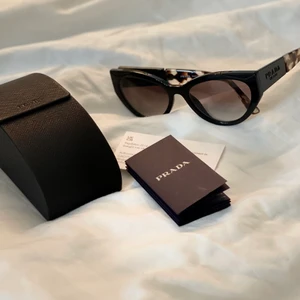PRADA Solglasögon - Nya Solglasögon från PRADA