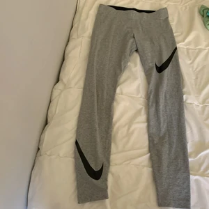 Nike träningstights  - Säljer nu ett par jätte fina nike träningstights. De är bara använda ca 5 gånger och har inga tecken på slitage och ser ut som nya. De är storlek s men skulle säga att de sitter som xs. Frakt på 66 kr tillkommer!