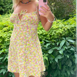 Blommig klänning🌈 - Supersöt blommig klänning🌸🌼💖