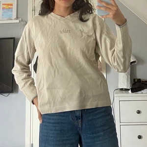 Vintage Nike  - Vintage Nike tjocktröja köpt på humana i Stockholm🤍 skitsnygg längd med diskret V-ringning och Nike-märket broderat🤍 gråa detaljer i ärmarna och storlek M, men funkar mycket väl till mig som bär XS-S☺️🤍