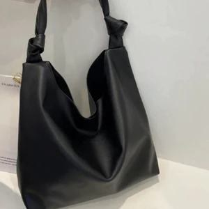 väska - stor rymlig väska med knytdetaljer 🥰🥰 aldrig använd