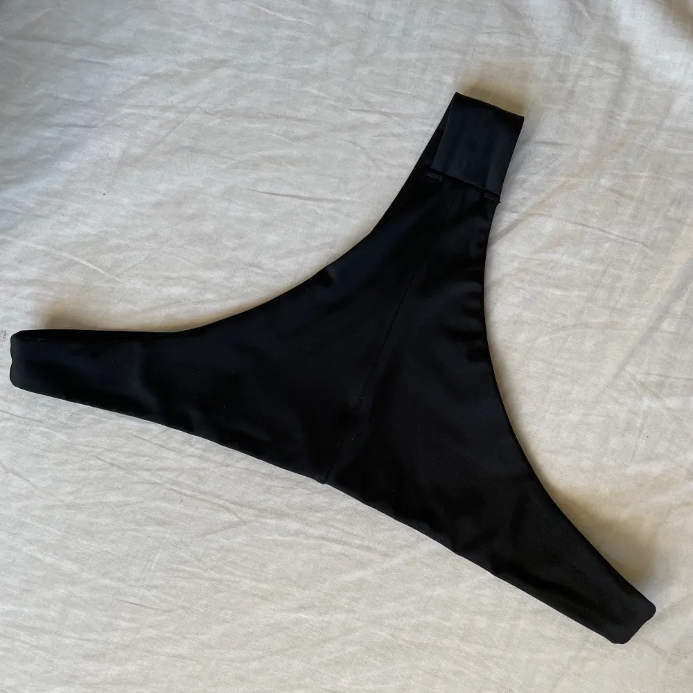 Superfina brazilian bikinitrosor från weekday! Säljer då de är lite små på mig. Endast använda 1 gång och tvättas självklart innan köp. 150 kr🖤. Muu.