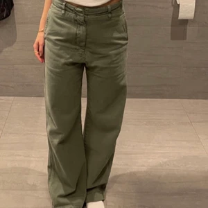 Zara byxor - Säljer mina as balla och populära byxor från zara. Köpt för flera år sen. Dessa har gått viralt överallt. Använder ej❤️ stolek xs men passar xs-s! 