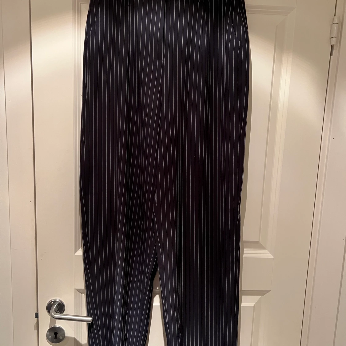 Långa kostymbyxor NA-KD 