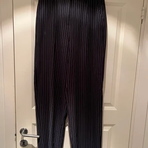 Långa kostymbyxor NA-KD  - Snygga randiga kostymbyxor från NA-KD strl. 36 (långa) 100 kr + frakt