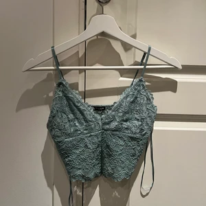 Spets topp från ZARA - Grön/blå spets topp från ZARA aldrig använd strl. S 50 kr + frakt