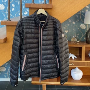 Moncler Daniel - En Moncler Daniel jacka till salu i väldigt bra skick. Inga flaws och sparsamt använd. Köpt på NK och kvitto finns. Size 4 M/L. Pris går att diskutera. För fler frågor kom pm. Mvh, Max.