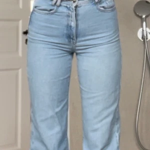 Jeans - Ursäkta att bilderna är suddiga! Ljusblåa jeans i strl 36 från Zara. Dem är raka/utsvängda nertill. Långa (jag är 179 cm lång) Säljs inte längre. Fint skick. Frakt ingår ej i priset