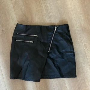 Kjol - Skinnkjol med snygga detaljer men för stor för mig :( 