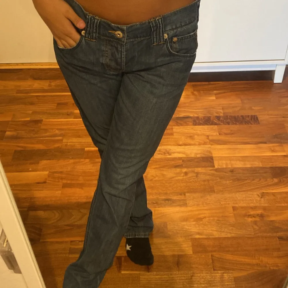 Säljer mina lågmidjade armani jeans för 180kr i storlek 27/32 💗. Jeans & Byxor.