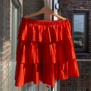 Kjol - Volangkjol från zara i orange. Bra skick kanske en liten fläck ska tvättas.