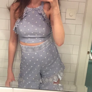 H&M trend Blått broderat set  - Säljer detta fantastiska blå setet från H&M trend med broderade detaljer. Stl 34 i båda delarna. Använt 2 ggr. 