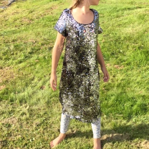 Glittrig klänning - En glittrig känning fråm kaphal, den är ganska gammal men den har ett riktigt stort värde.💗