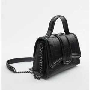 Zara Väska - Säljer nu min Zara väska då jag köpt en ny och denna inte kommer till användning längre. Väskan är i väldigt fint skick ❤️ Nypris: 299kr 💞