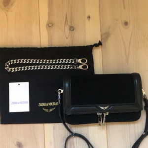 ZADIG VÄSKA - Säljer denna jättefina Zadig väska som endast är använd 2 ggr. Den ser helt ny ut och ny priset var 3500kr och den är köpt i Zadig butiken i Stockholm i vintras. Säljer pågrund av att den inte kommer till Användning. Den är äkta och allt på bilden kommer 