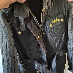Barbour jacka dam strl 36 - Elegant jacka i helt ny skick. Använd en gång och väljer att sälja den eftersom den är för liten nu.