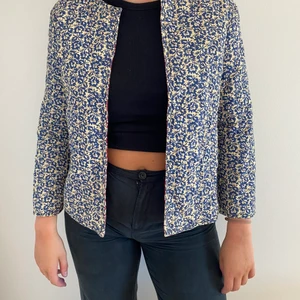 Flerfärgad jacka från Mango - Jacka från Mango i två färger. Går att vända ut och in och på så sätt välja den blå eller röda färgen.