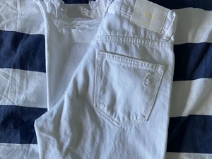 Berhska mom jeans! - Nya vita mom jeans med hål! Köpte dessa men hann bara använda dessa 1 gång sen blev dem försmå vid rumpan. Obs dessa sitter tajt i midjan. Dessa jeans är i go och ny skick, färgen är fortfarande sprillans ny vit. Dem sitter som en smäck på! 💞