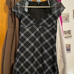 Hm klänning  - Säljer min fina klänning som bara är använd 1 gång säljer pgr av att det inte är direkt min stil 