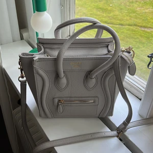 Céline ej äkta - Céline luggage bag i grått. Guldiga detaljer. Ej äkta men väldigt fin. I bra skick.