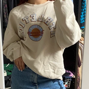 Beige sweatshirt  - Beige sweatshirt med tryck från gina! Använd fåtal gånger och storlek S. Säljer för 79kr + frakt 🚚! Skriv vid intresse eller frågor!