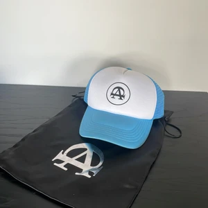 AllCap1 keps - Säljer helt ny AllCap1 keps. Den är helt slutsåld på Sidan och svår att få tag på.