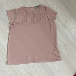 Topp från hm - Superfin topp från hm i fin gammalrosa/ smutsrosa. Så fin men inte riktigt min stil därav aldrig använd. Skulle säga att den passar mellan stl S-L beroende på hur man vill att den ska sitta.