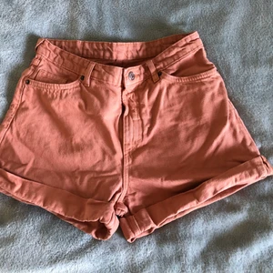Shorts med hög midja från Monki • strl 38 - Shorts från Monki i storlek 38. Använda men i fint skick, mycket tåliga. Har hög midja 