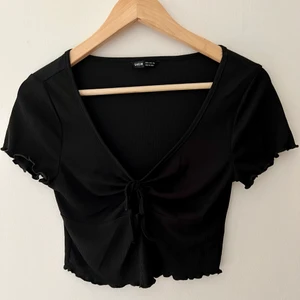 Topp Shein - Svart topp från Shein. Croppad med knyte. Dam strl M. Nyskick.☺️