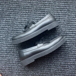 Asos Loafers strl 44.   - Skick 10/10  Svart Loafers, aldrig använda. Stått i min garderob. Frakt betalas av dig. Kan möts upp i Lund, altrn Malmö. Säljer pågrund av att dom är för stora på mig. Köpt är köpt.