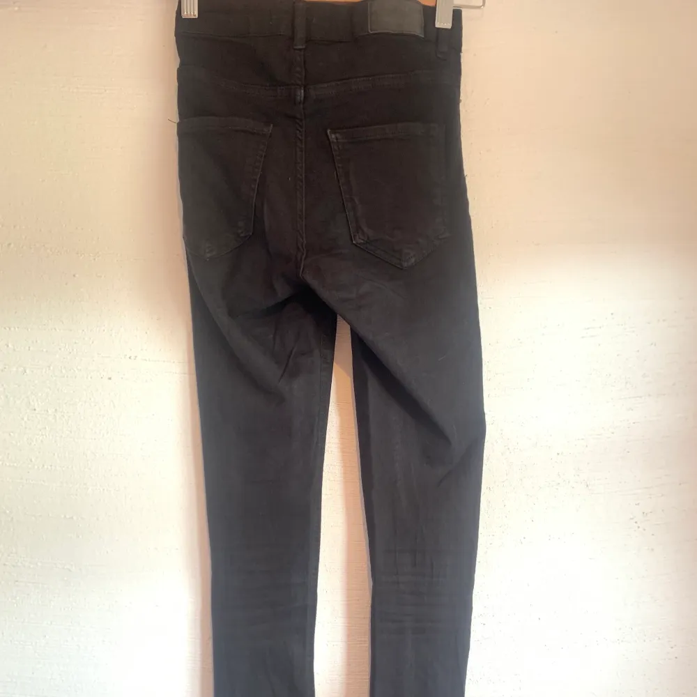 Säljer mina svarta molly high waist jeans från Gina tricot i storlek XS. Dom sitter bra på mig som är 172 cm, men dom är lite slitna på bakfickorna!  Kom privat om du vill ha fler bilder! . Jeans & Byxor.